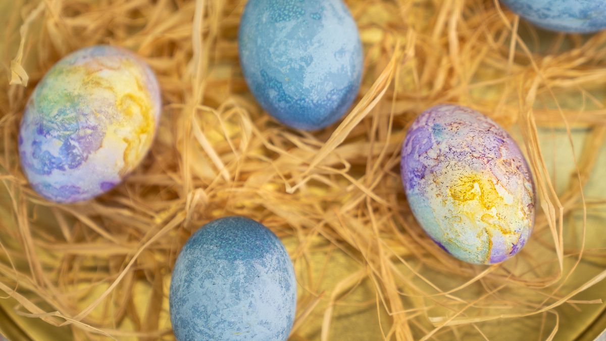 Bojenje jaja krep-papirom