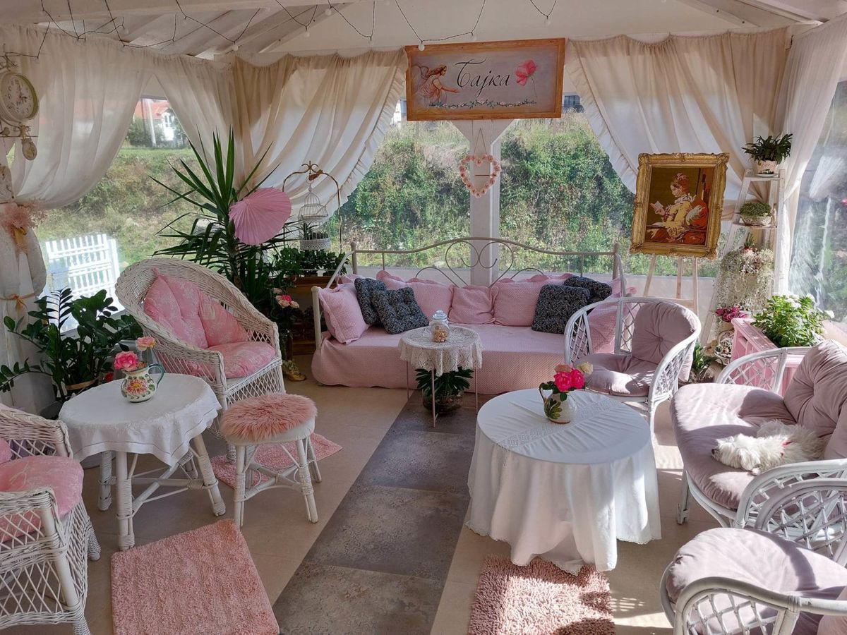 Nataša Veselinović iz Valjeva uredila je svoju ružičastu terasu iz mašte - 14