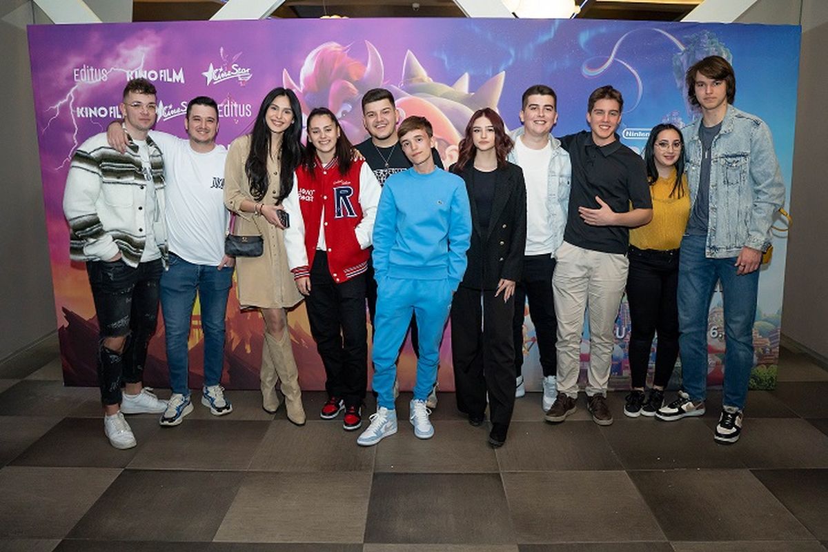 S lijeva: Mateo Elez, Mirsad Kadić, Nika Pavičić, Rafaela Seba, Vedran Kantar, Josip Bačić (u plavom), Magdalena Folnožić, Sead Hrustanović, Tibor Čubrilo, Andrea Pacadi, Filip Miloš