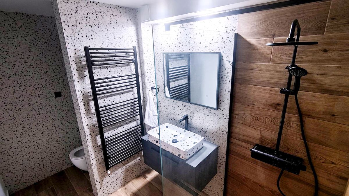 Gabrijela Vidaković iz Siska uredila je svoju kupaonicu u kombinaciji terrazzo pločica i drveta - 3