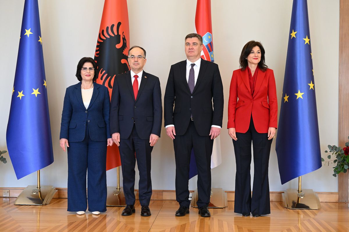 Sanja Musić Milanović u crvenom sakou i crnim hlačama - 2