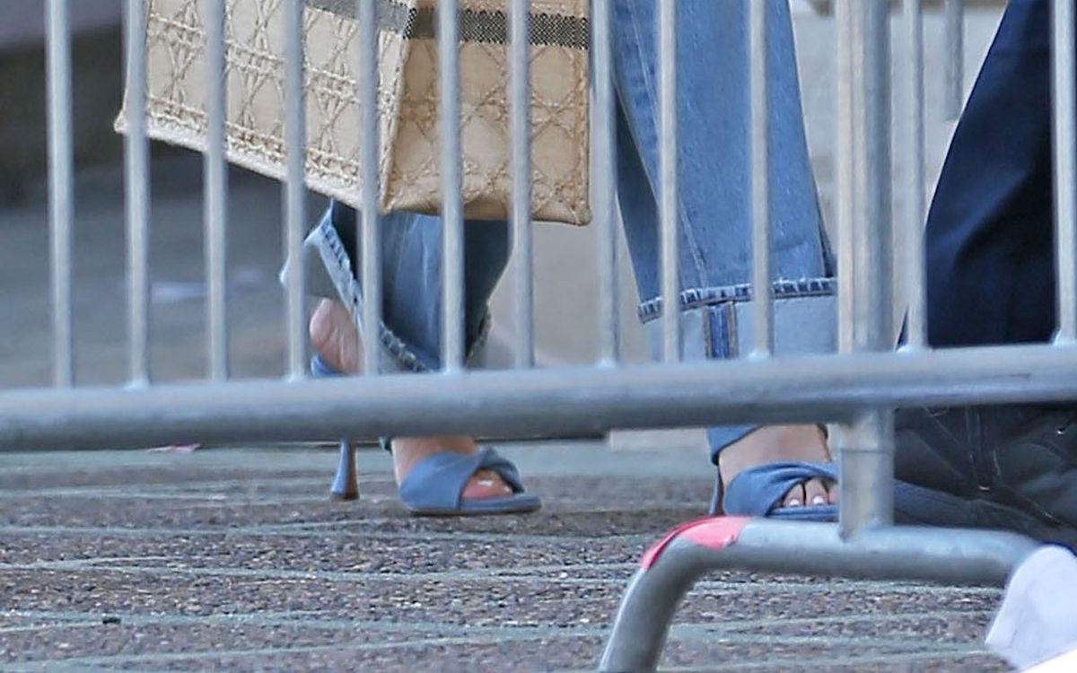 Sandale poput ovih su savršen par plavim trapericama