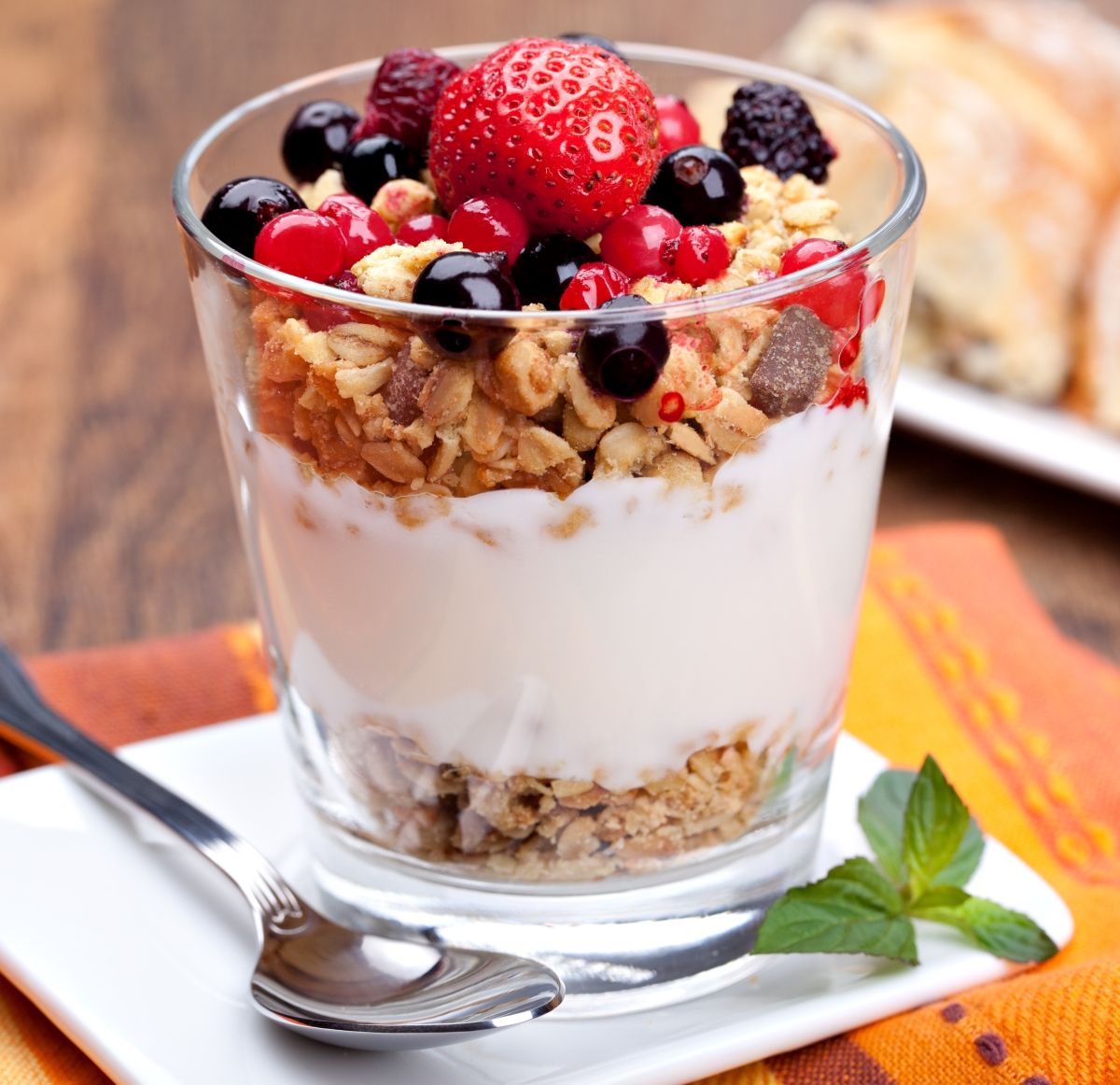 Granola s jogurtom i bobičastim voćem