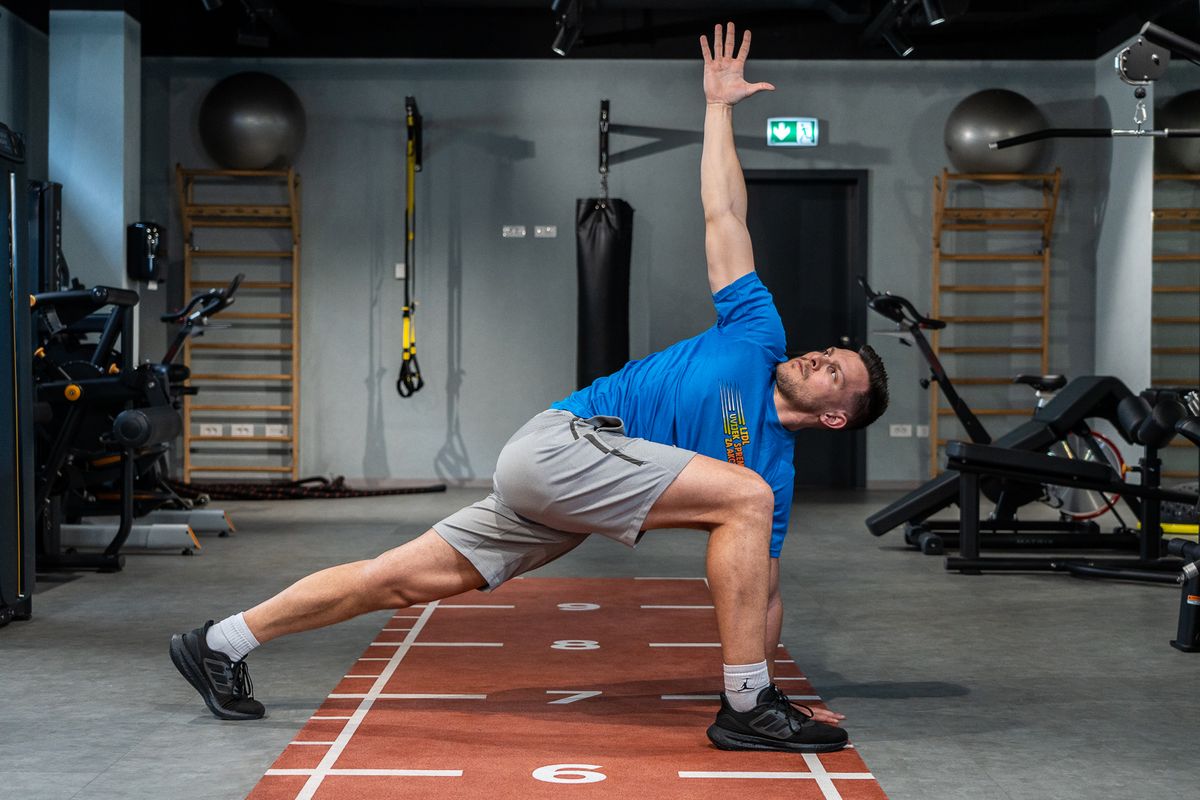 Pozicija iskoraka s rotacijom trupa na gornju ruku