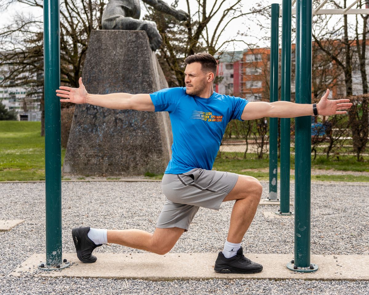 Pozicija iskoraka sa zasukom trupa