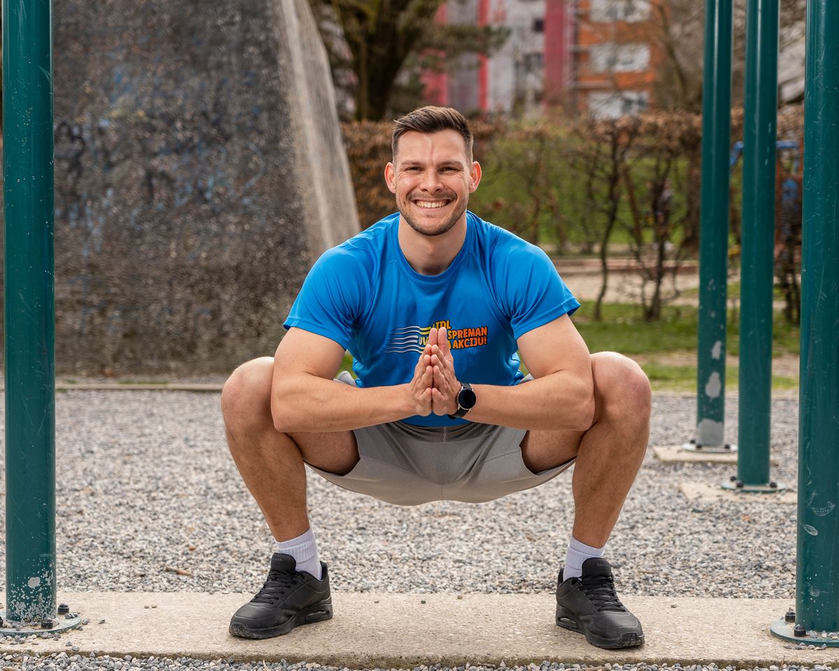 Pozicija dubokog čučnja s prijenosom težine s noge na nogu