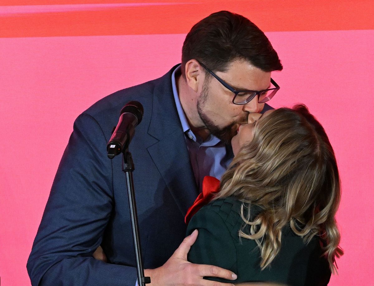 Poljubac u izbornoj noći