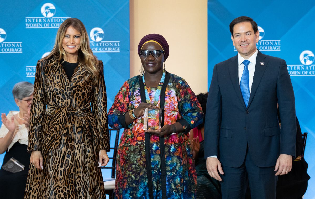 Melania Trump u kaputu američke dizajnerice Milly Park - 5