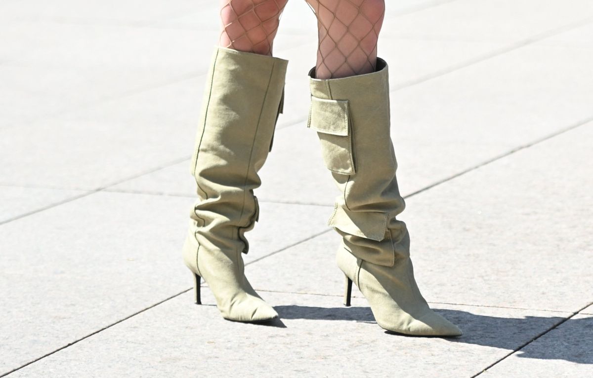Ulična moda plavokosa dama u čizmama s džepovima - 1