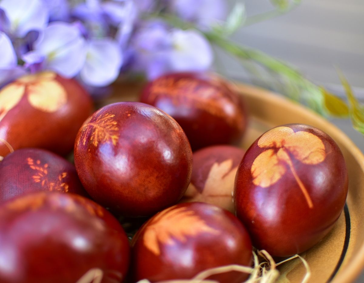 Jaja obojena ljuskama luka