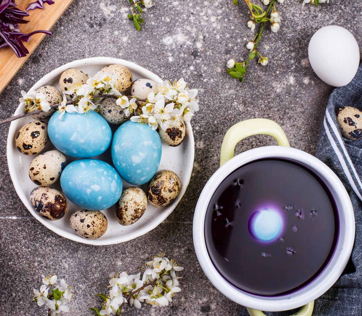 Jaja obojena ljubičastim kupusom