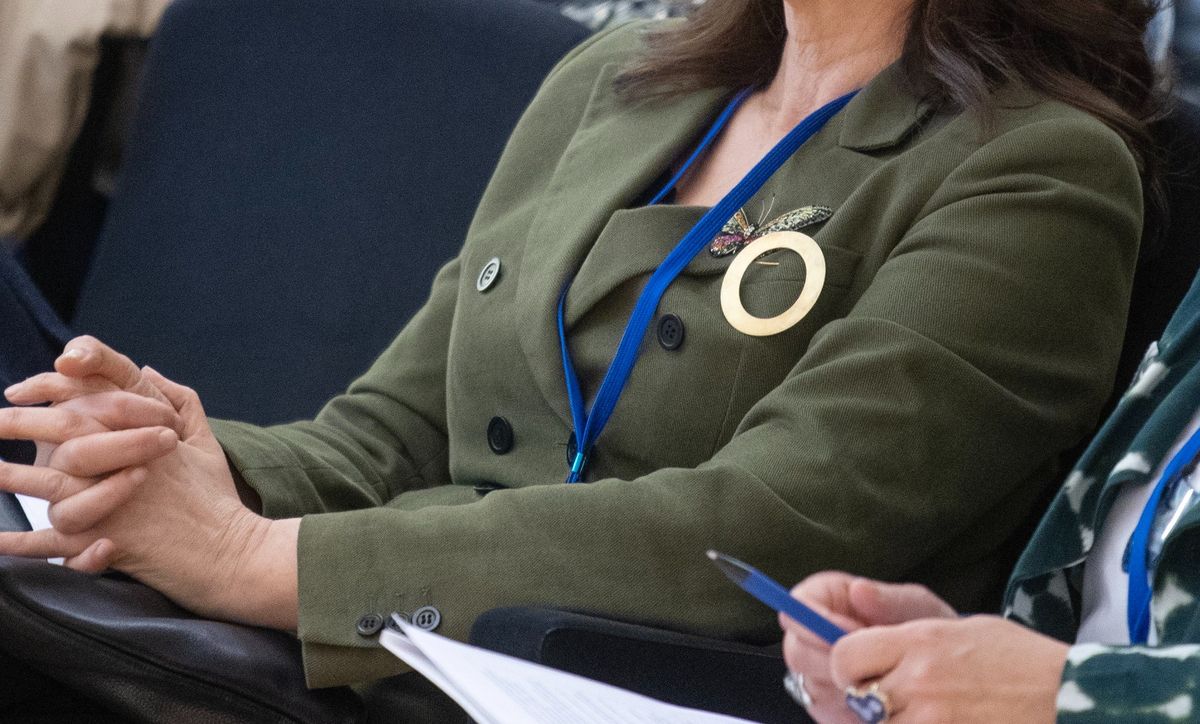 Prva dama izdanje je upotpunila efektnim brošem