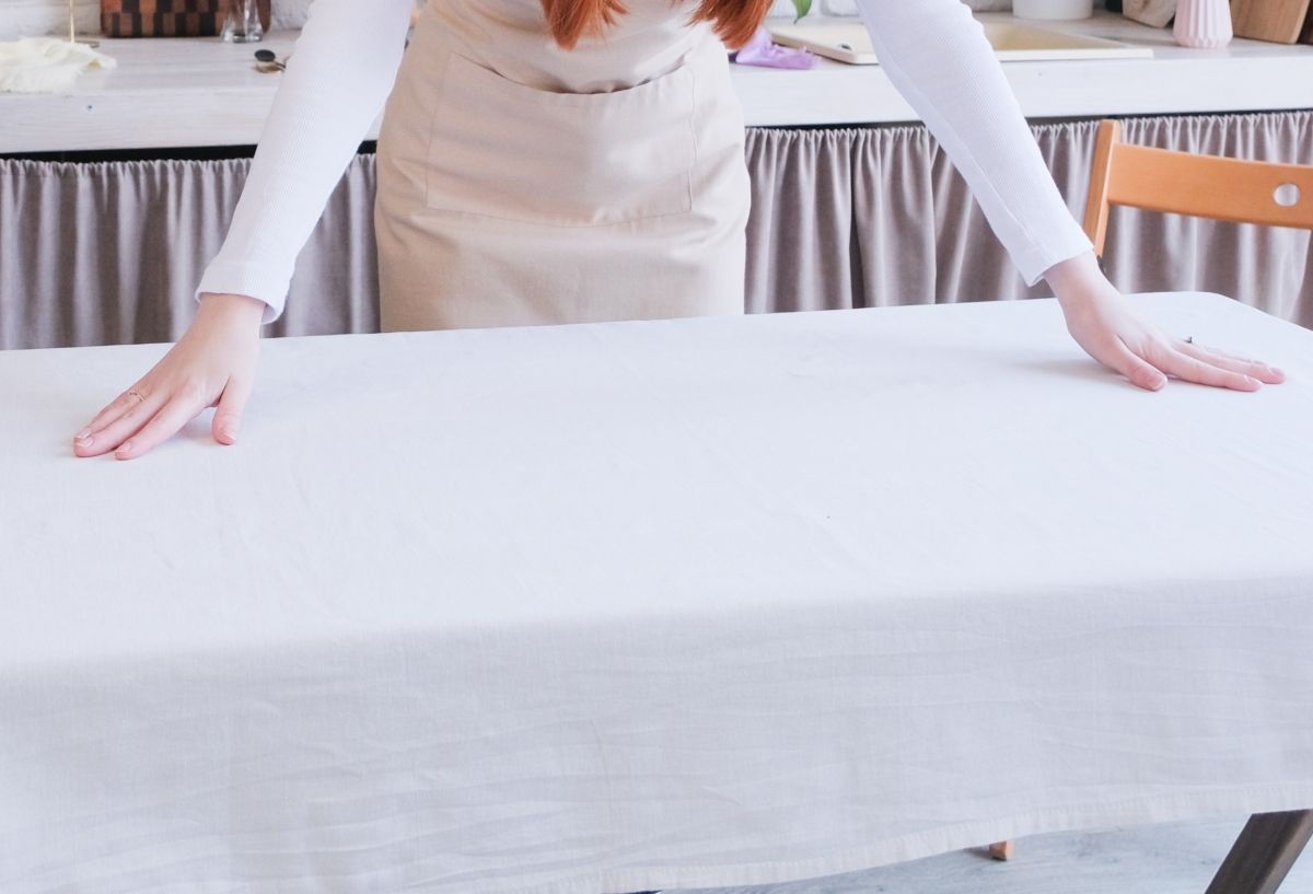 Jednostavno prostiranje čistog bijelog stolnjaka odavanje je počasti bakama koje su uvijek pazile na detalje