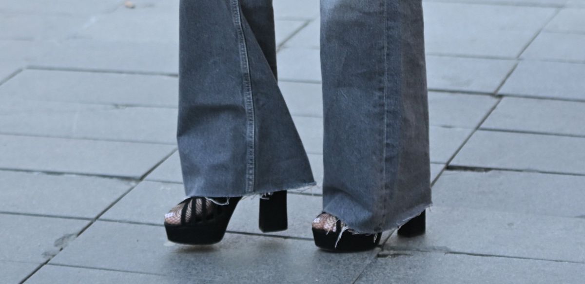 Ulična moda plavokosa dama u trapezicama i neboderkama sa zagrebačke špice - 1