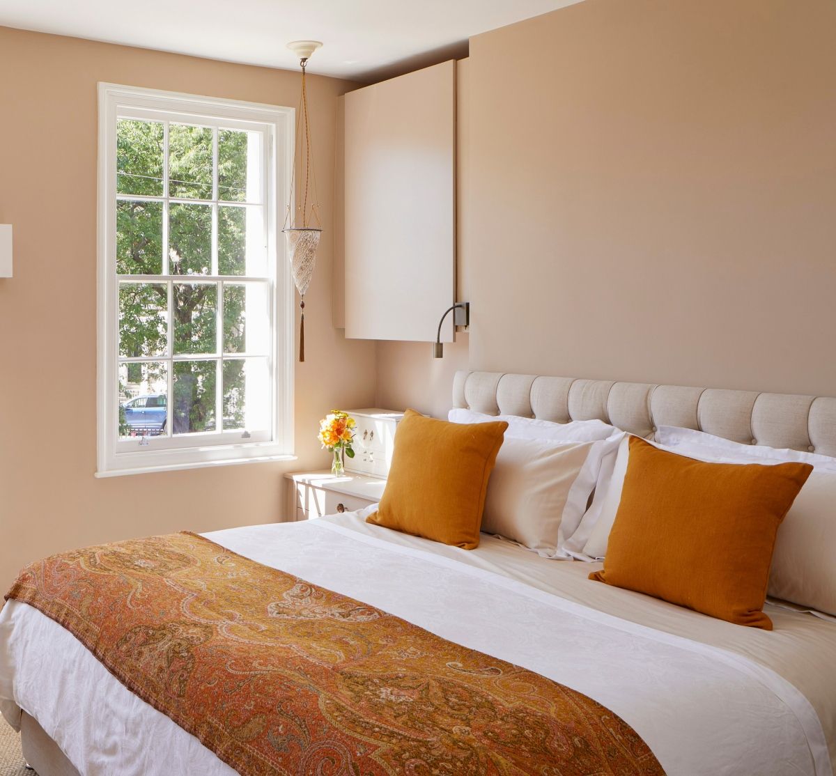 Bež i oker profinjenja su kombinacija koja izgleda svježe i prirodno