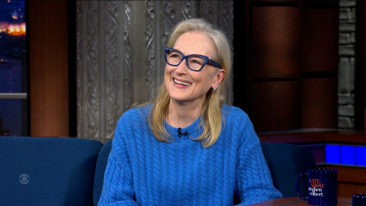 Meryl Streep u J.Crew puloveru u cerulean plavoj boji kod Stephena Colberta 2026.