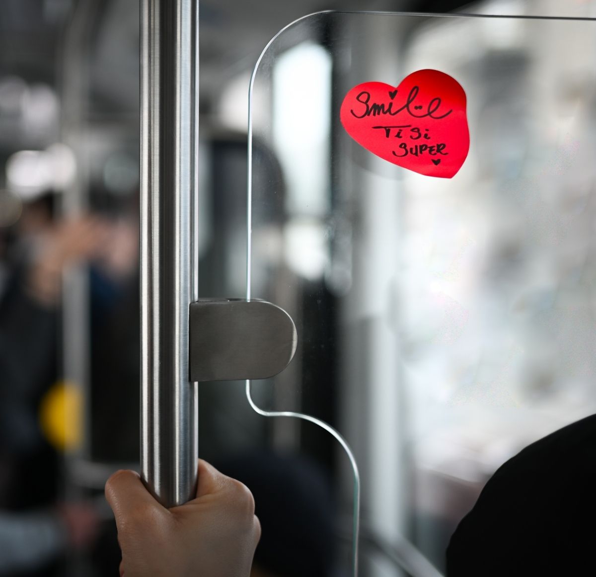 Simpatična i topla poruka u tramvaju