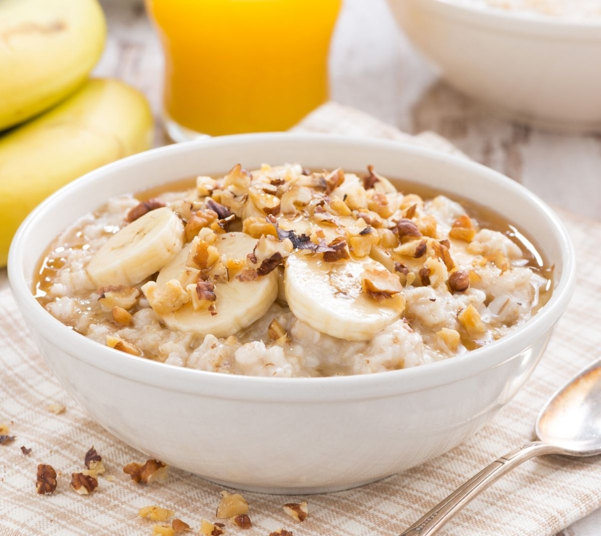 Zobena kaša obogaćena orašastim plodovima i voćem sjajan je početak dana