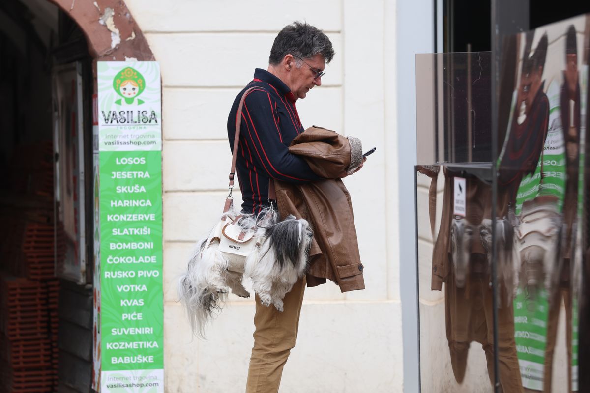 Muškarac iz centra Zagreba nosi psa kao torbicu - 8