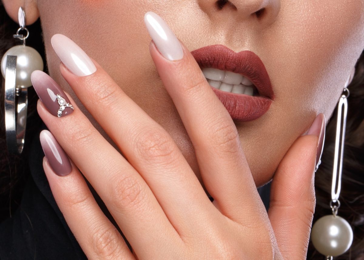 Drago kamenje na noktima