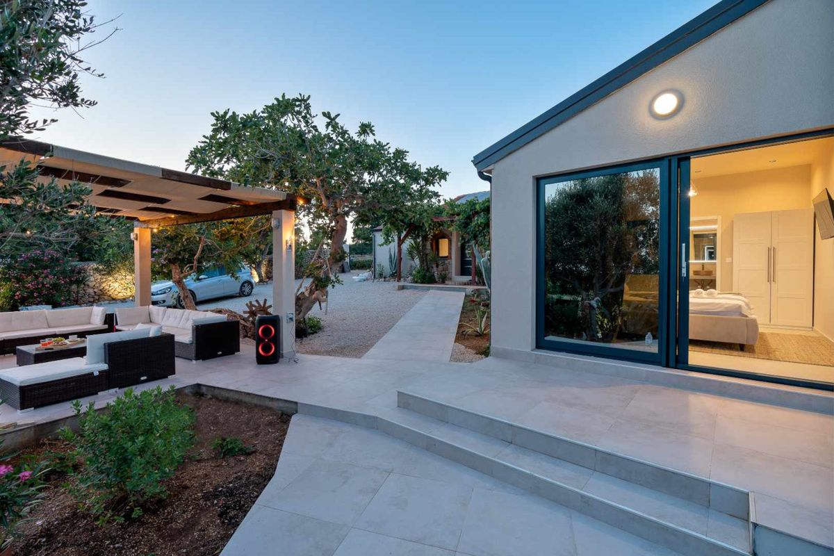 Prekrasna kuća u Novalji s čarobnom terasom i bazenom - 18