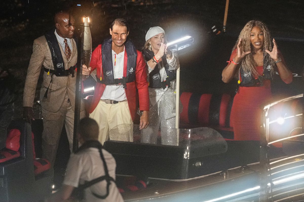 Carl Lewis, Rafael Nadal, Nadia Comaneci i Serena Williams s olimpijskim plamenom u Parizu