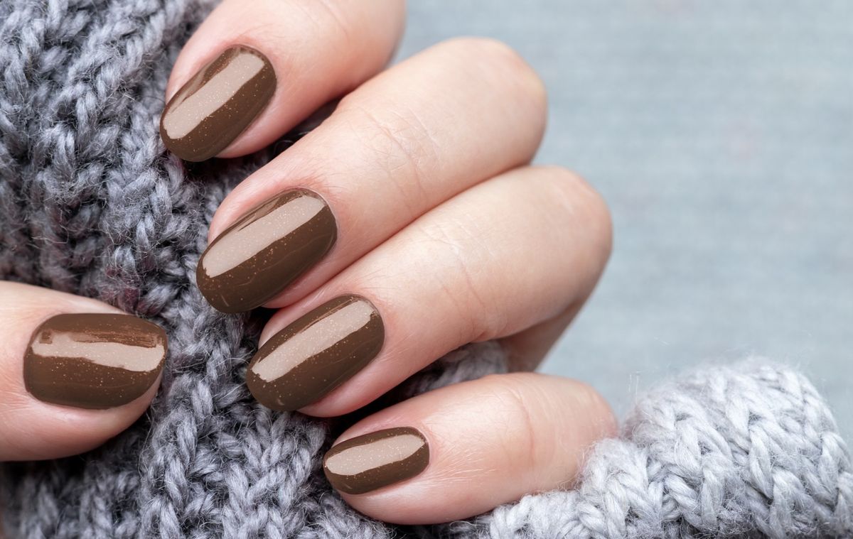 Smeđa manikura