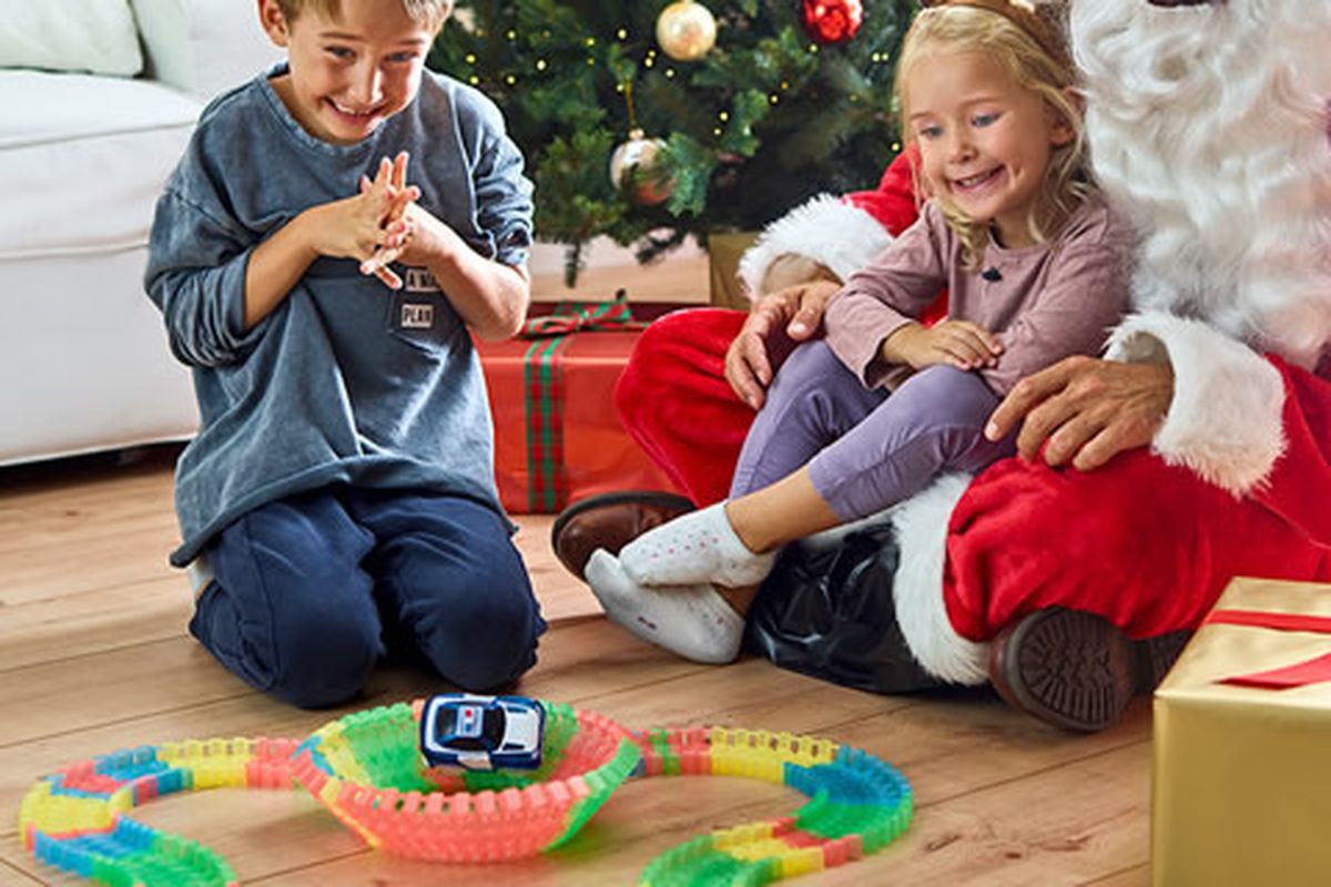 Staza za ludu vožnju Magic Tracks zabava je za djevojčice i dječake