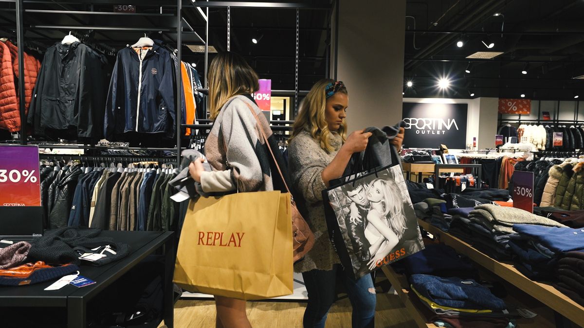 Prijateljice u božićnom šopingu