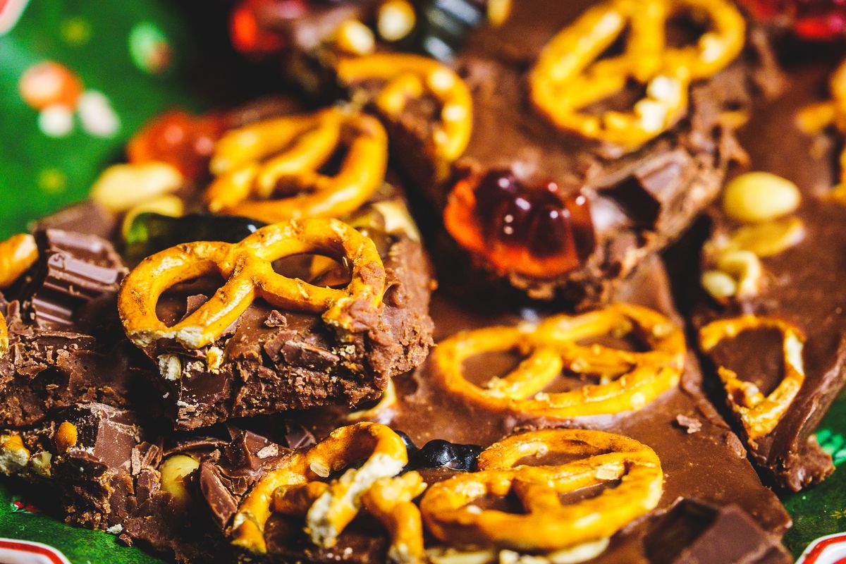 Slatko-slana čokolada s perecima, gmenim bombonima i kikirikijem