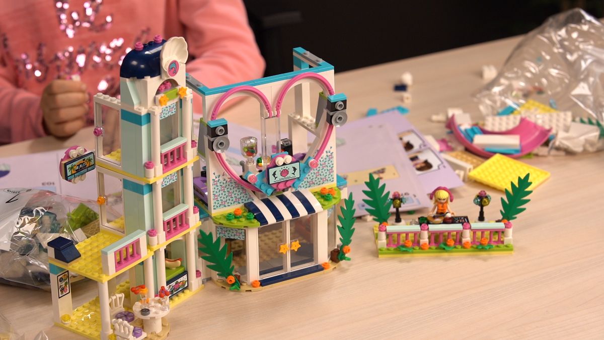 Sara slaže LEGO Friends Heartlake odmaralište
