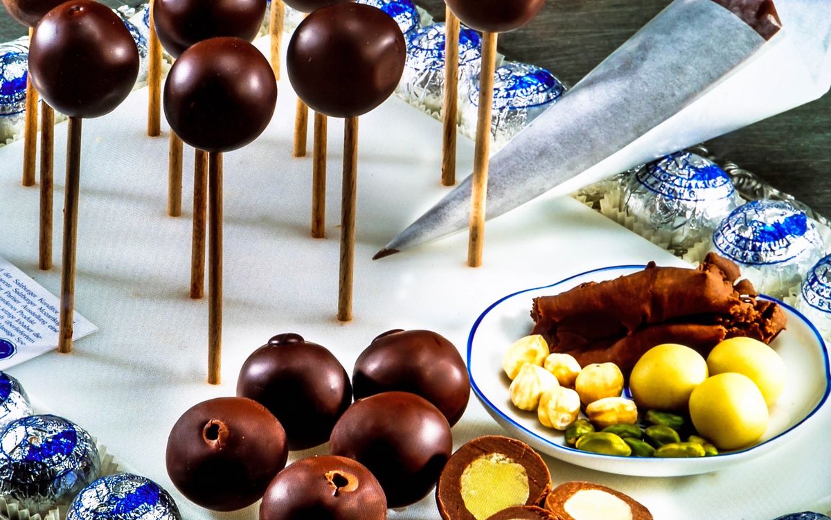 Čokoladne kugle od pistacija i marcipana (arhivska fotografija)