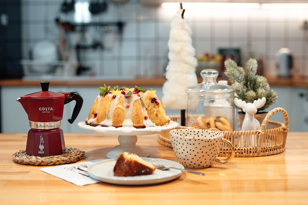 Zimski, božićni kuglof koji u sebi ima cimet, naranču i brusnice