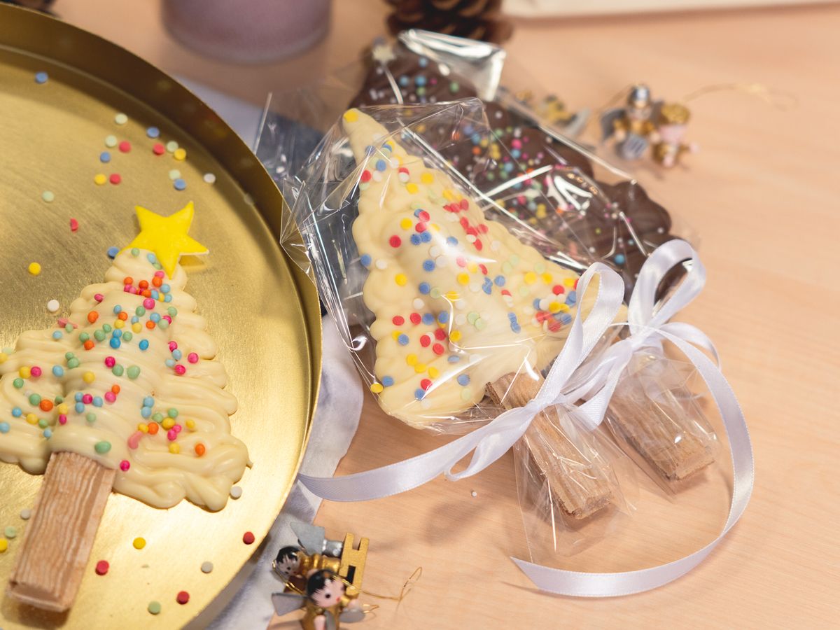 Čokoladne lizalice u obliku borića na hrskavom štapiću - 19