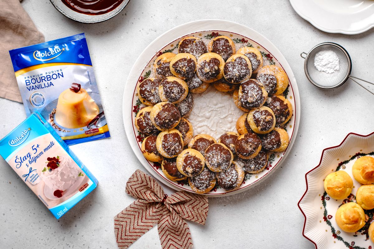 Predivan vjenčić od profiterola punjenih kremom od vanilije koji je šteta pojesti - 7