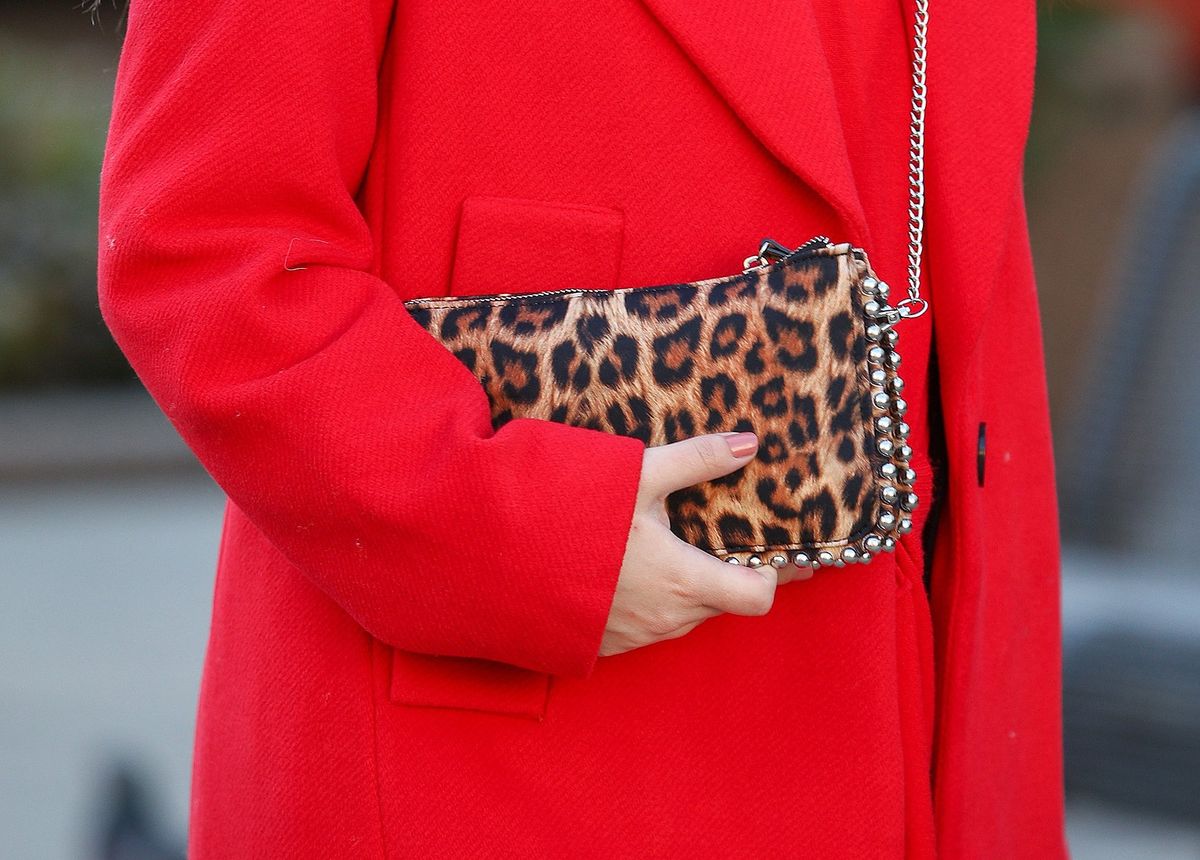 Mlada dama izdanje je upotpunila torbicom s leopard uzorkom