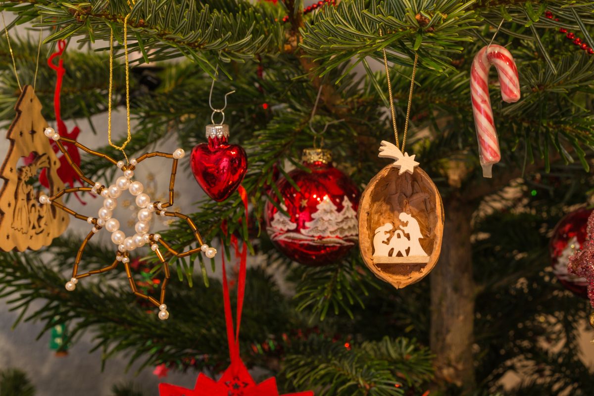 Scena iz jaslica u ljusci oraha