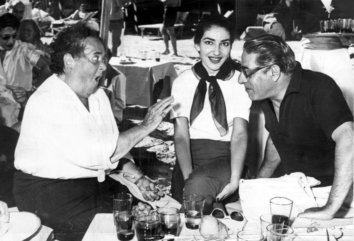 Maria Callas i Aristotel Onassis 1957. u društvu Else Maxwell
