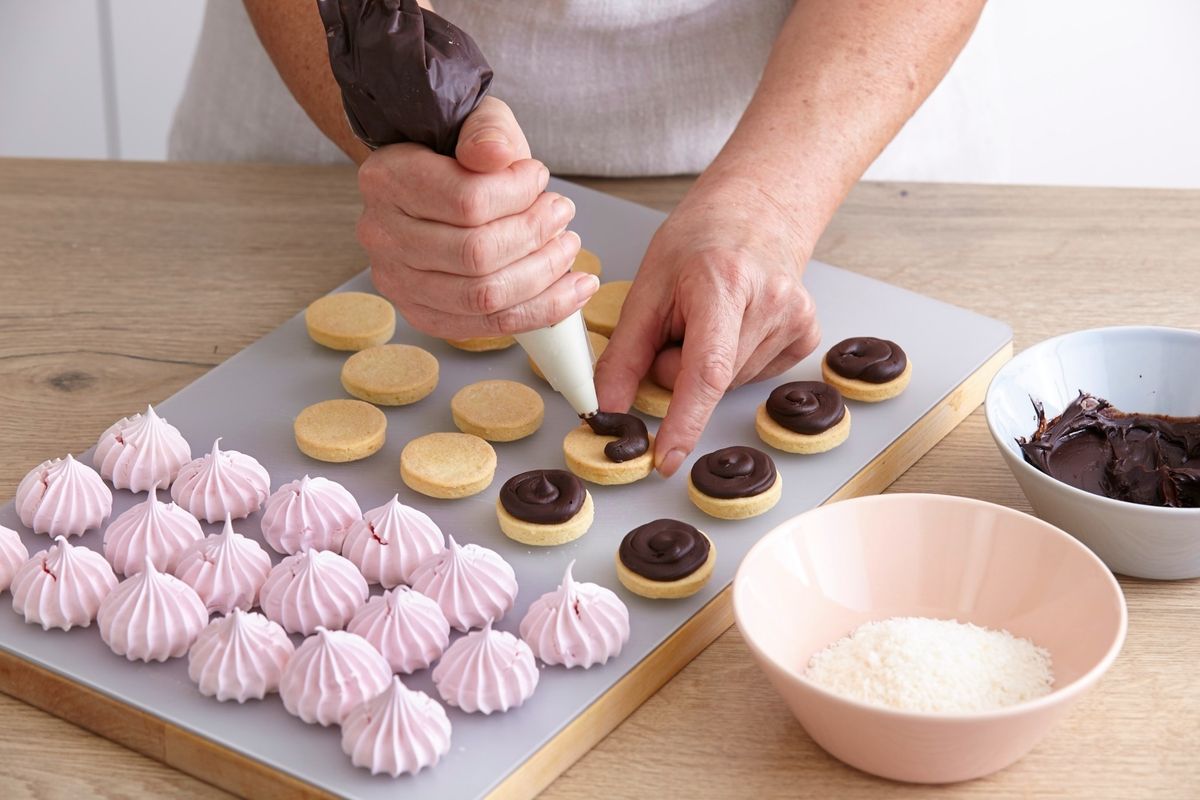 ružičaste puslice s čokoladnom kremom i kokosom