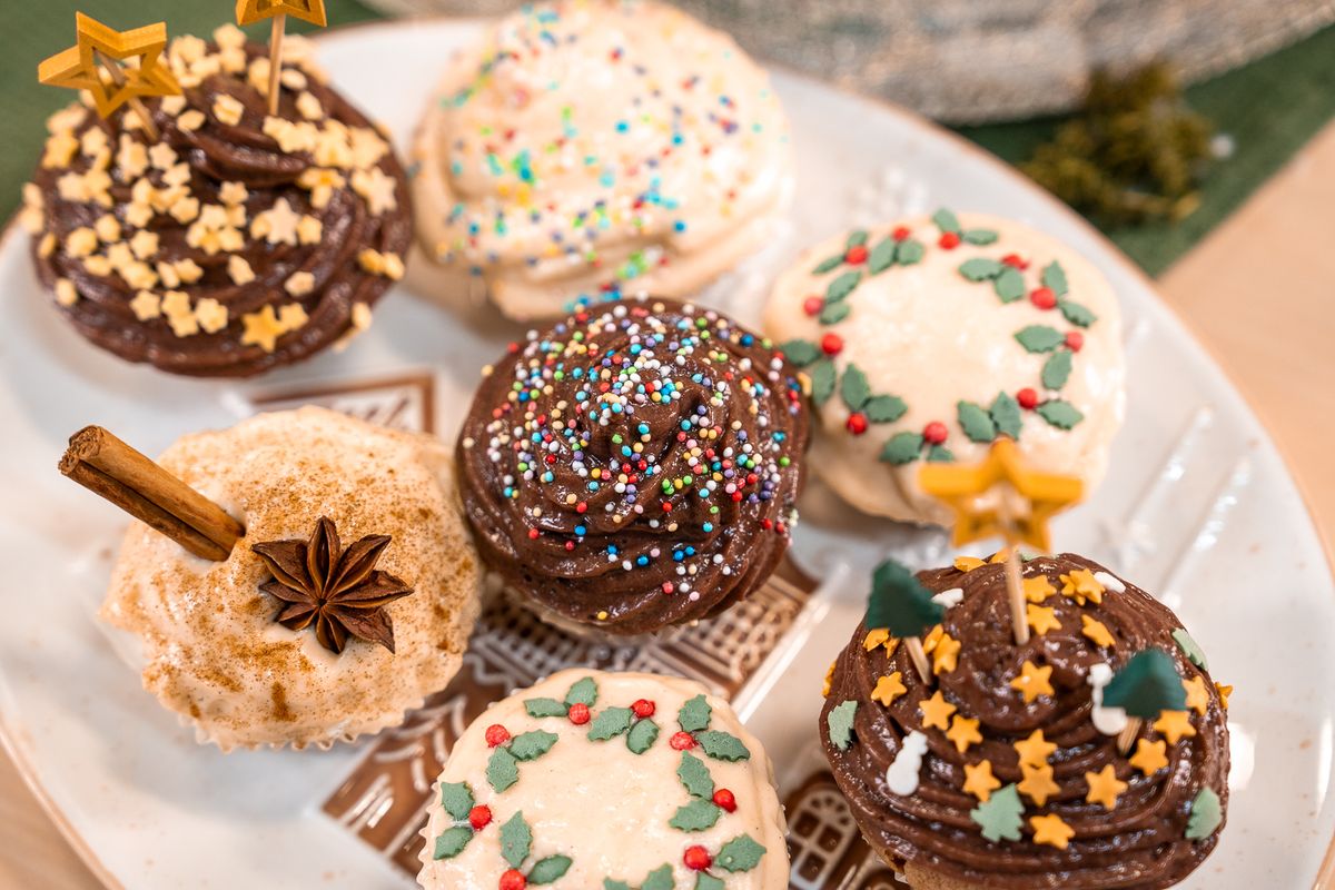 Muffini s cimetom s raznim božićnim dekoracijama