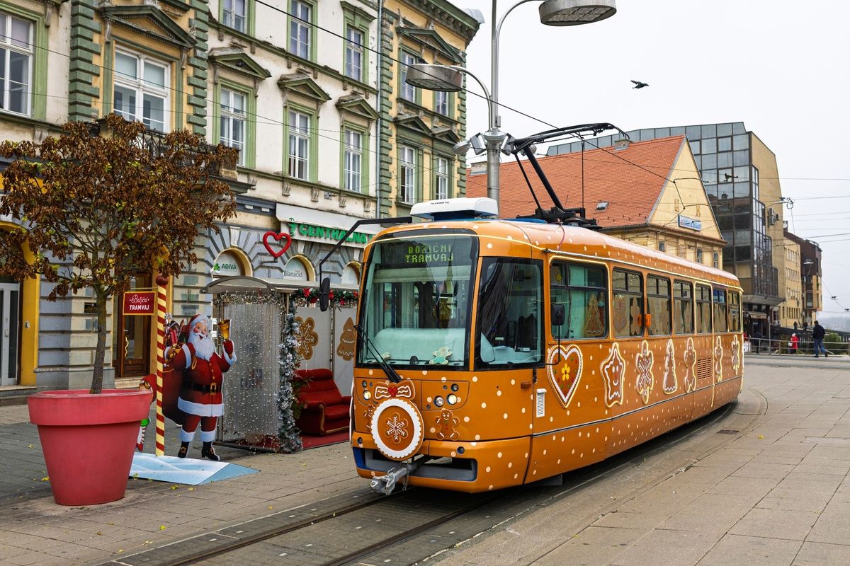 Osječki božićni tramvaj