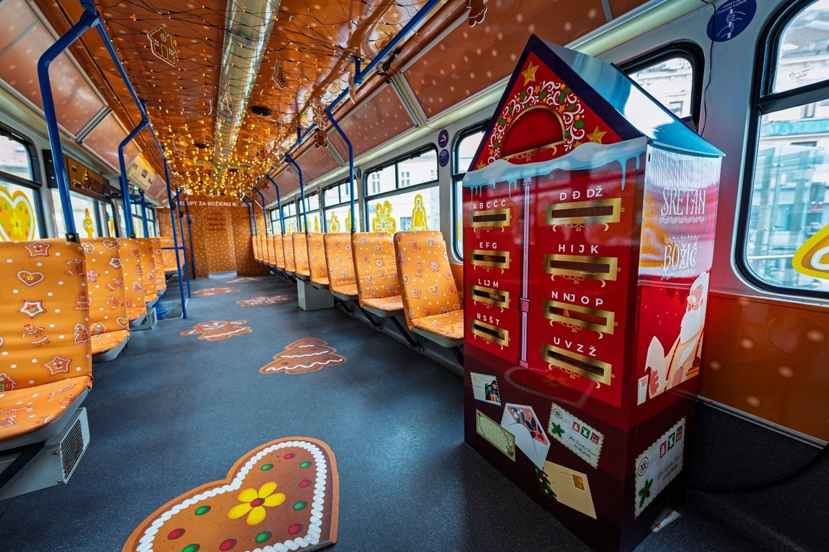 Osječki božićni tramvaj