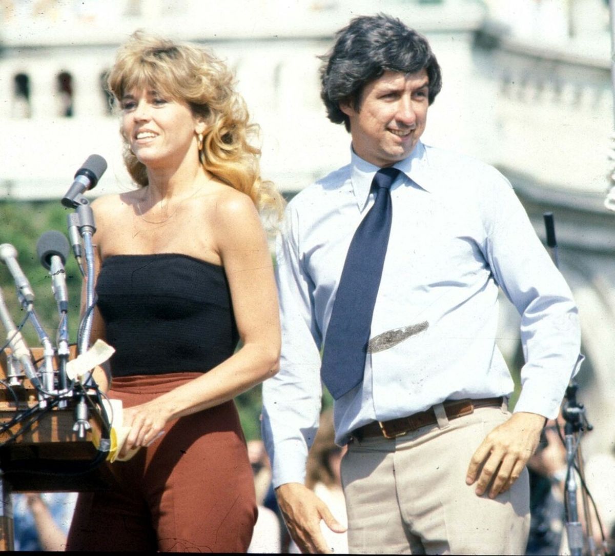 Njezin drugi suprug, Tom Hayden, bio je poznati anti-ratni aktivist