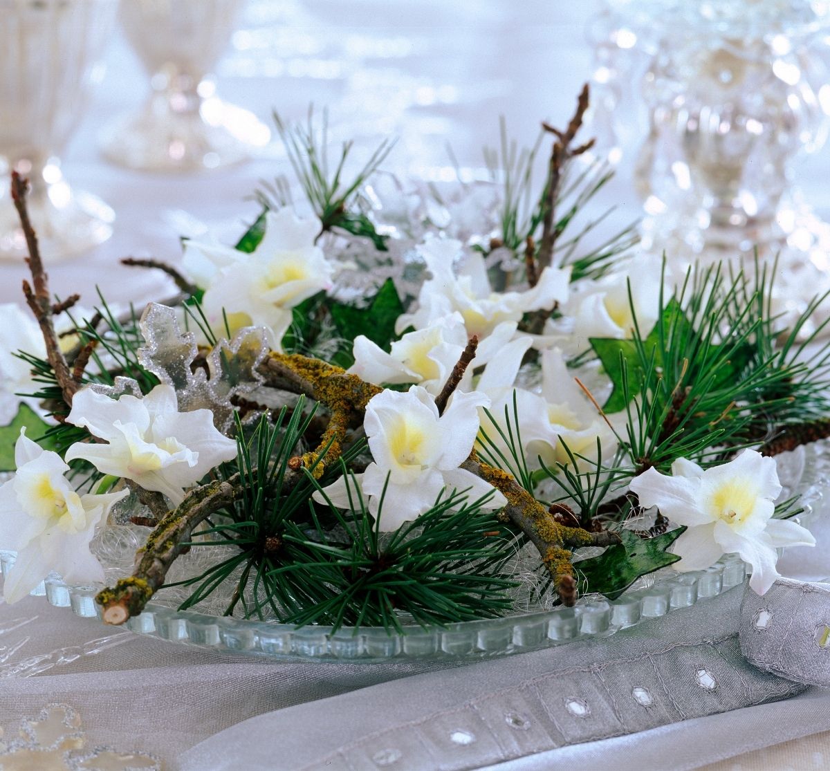 Bijelo cvijeće u božićnim dekoracijama