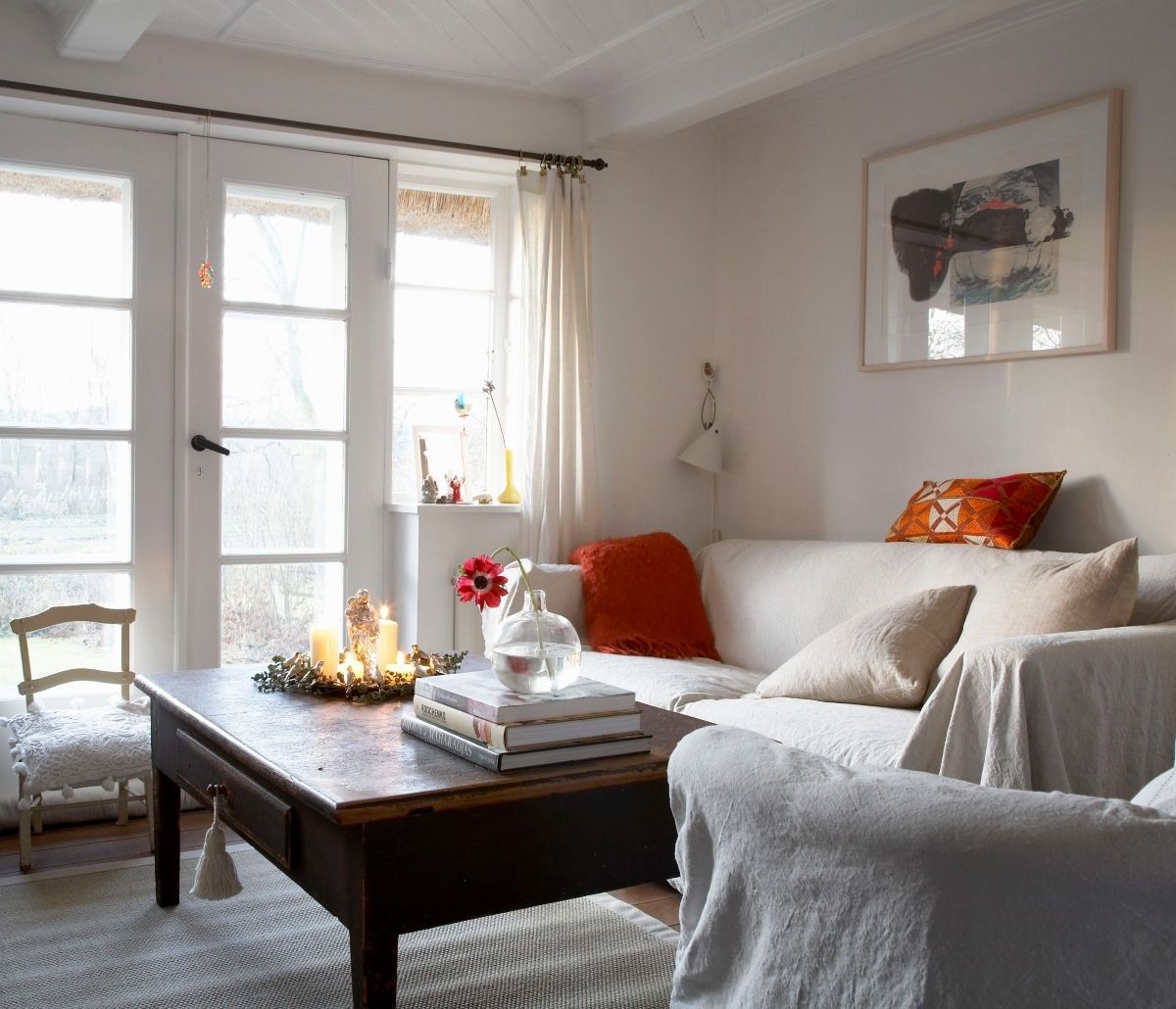 Detalji u toplim bojama razbit će bijelu i bež monotoniju