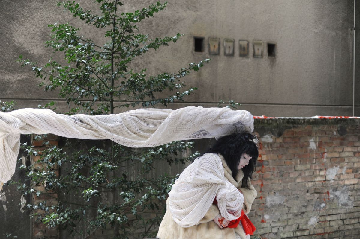 Bila je posvećena fenomenu ovisnosti o modnim trendovima