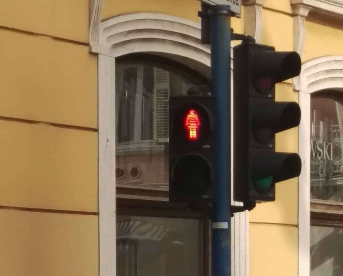 U Rijeci je zasvijetlio prvi semafor sa ženskom siluetom
