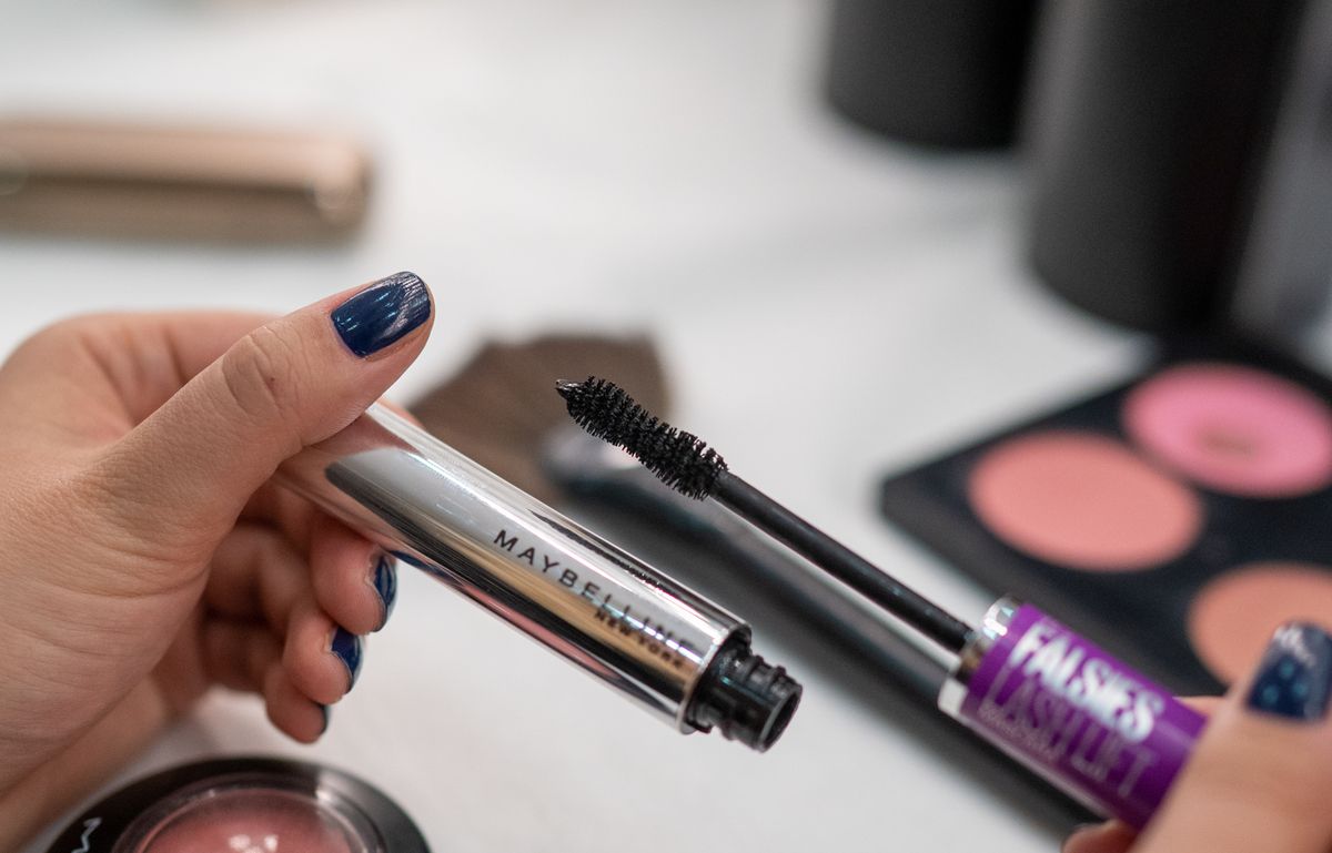 Brzo radite s maskarom kako biste postigli efekt koji želite jer se između nanošenja brzo suši