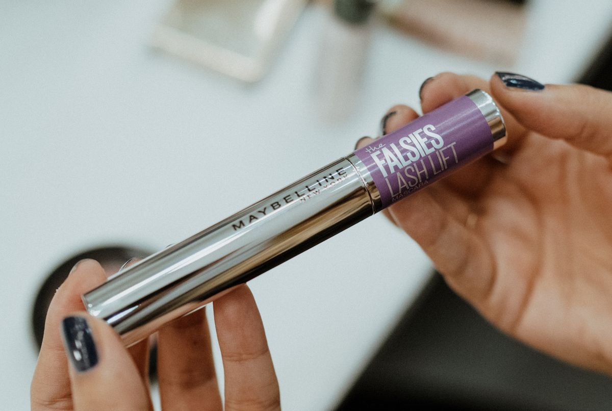 Ambalaža je vizualno privlačna – metalik srebrna boja s ljubičastim detaljima