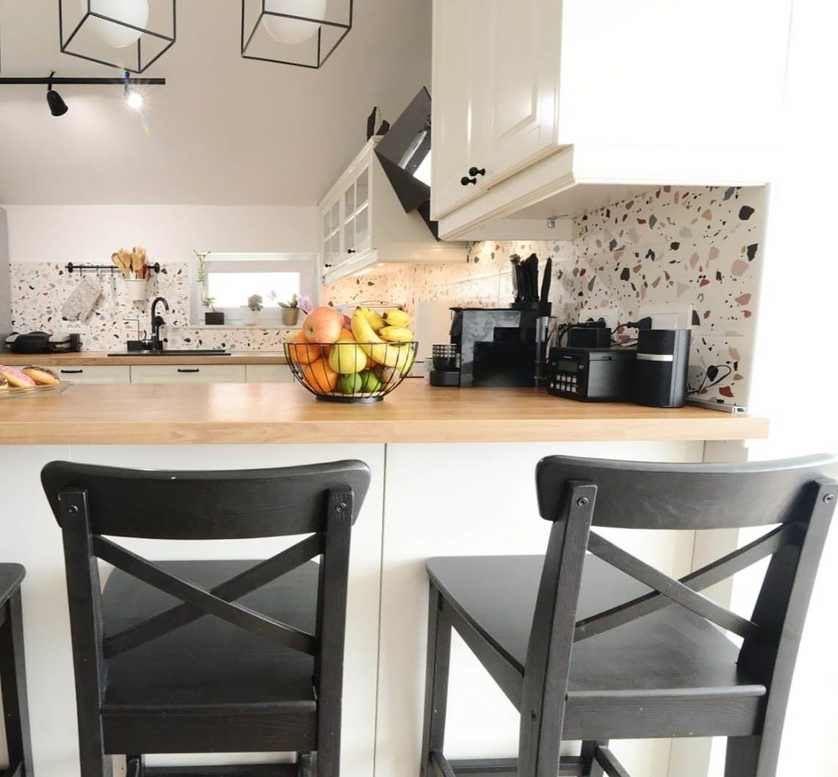 Iva Stipčević Pantalon iz Zadra u svom stanu uredila je bež kuhinju s terrazzo pločicama i crnim sudoperom - 5